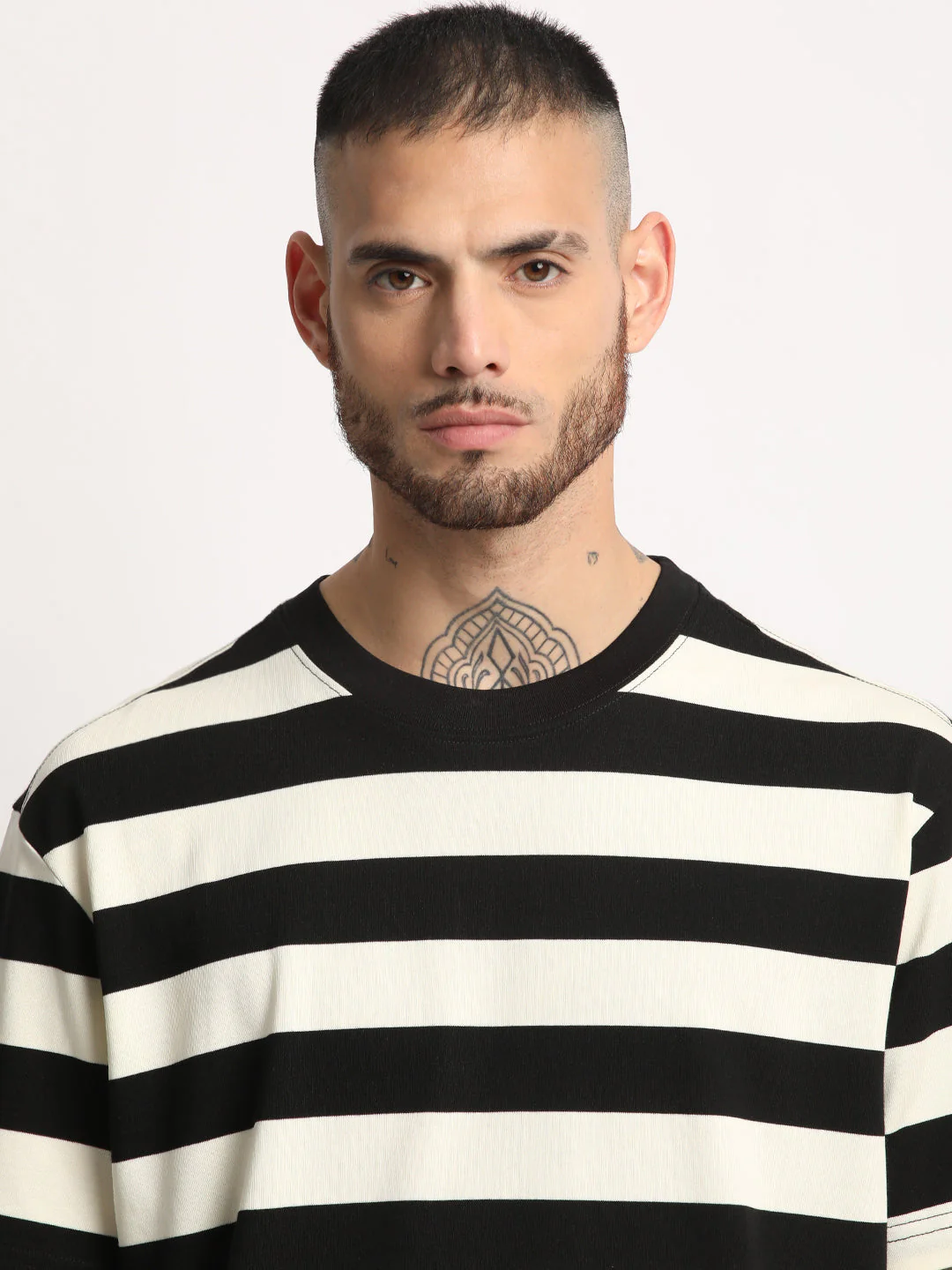 Men  Black and White Stripe Round Neck T-shirt - Image 6