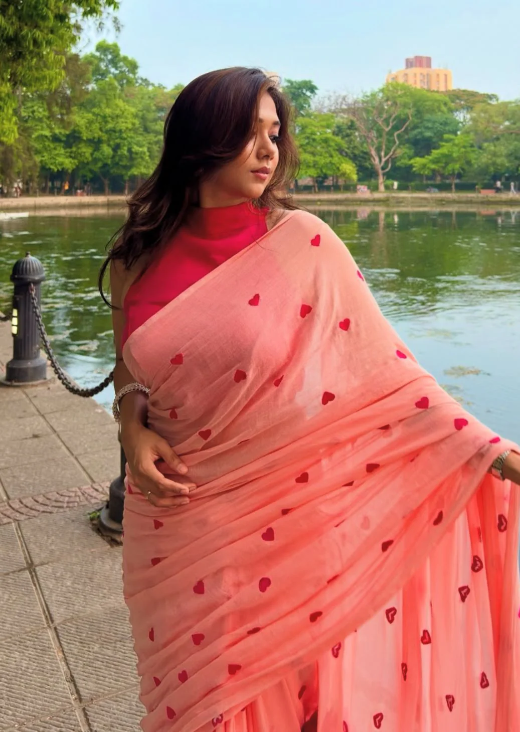 Women Mul Cotton Love Border Embroidery Saree
