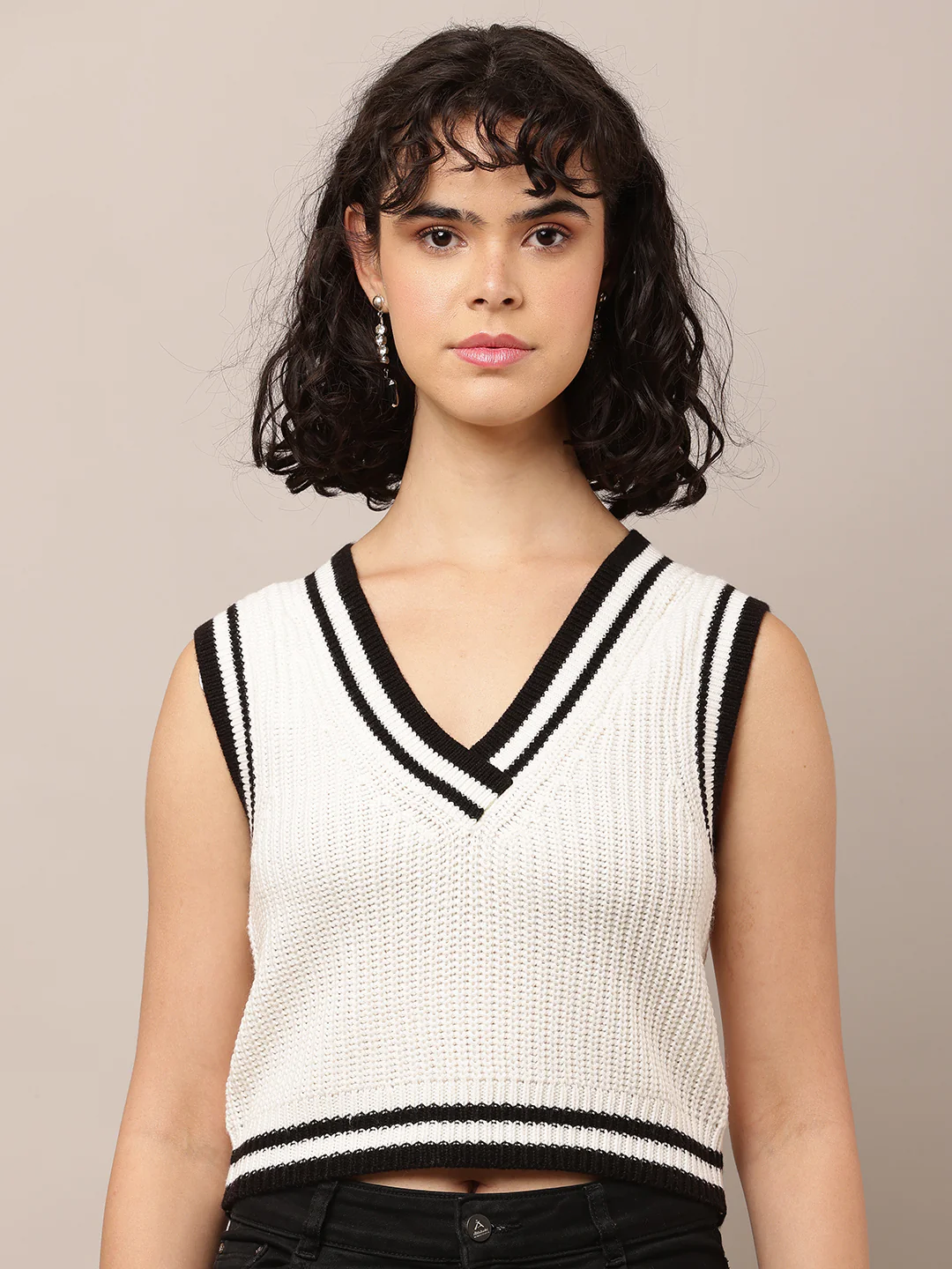 Women White V-Neck Sleeveless Sweater Vest