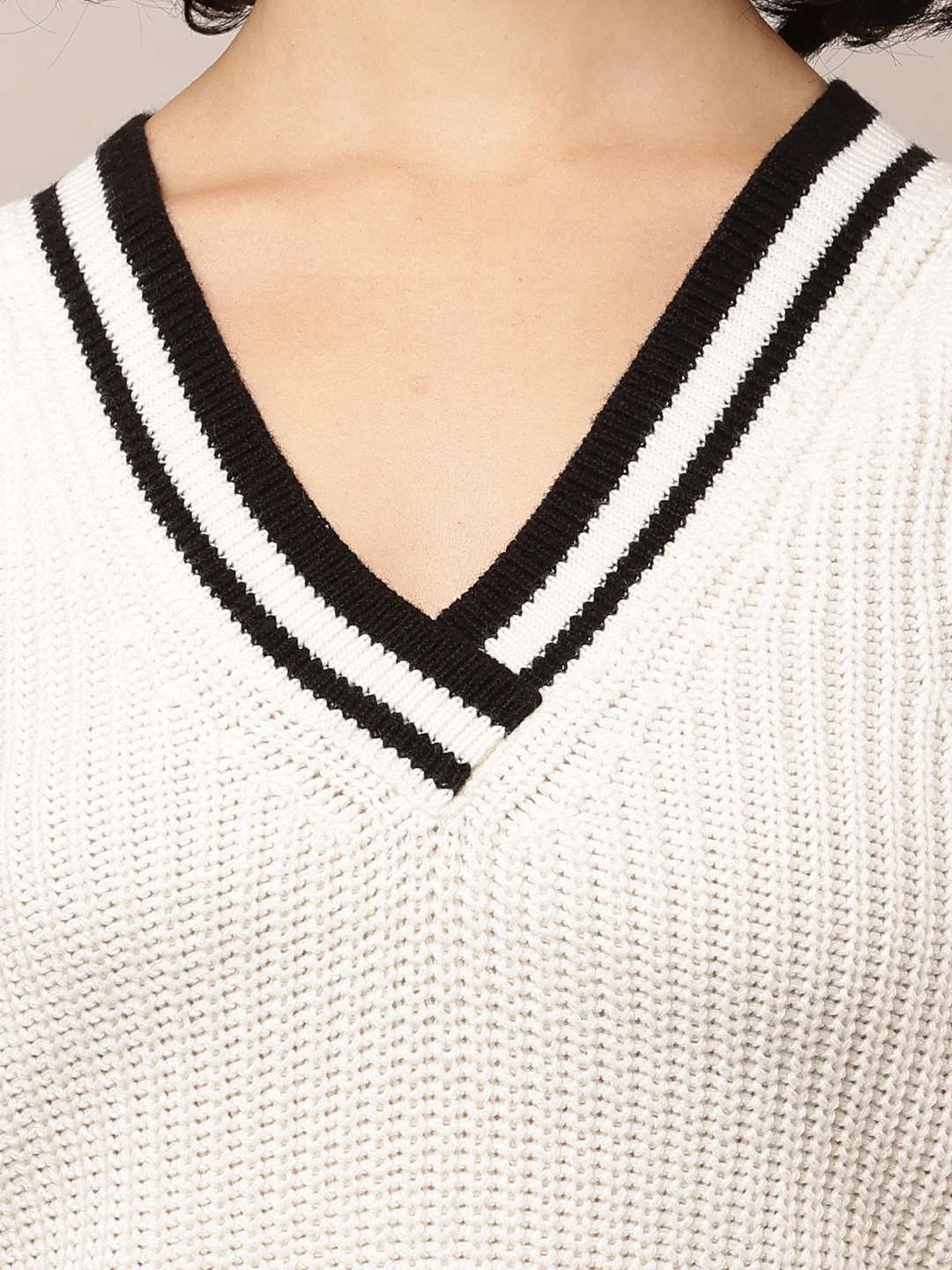 Women White V-Neck Sleeveless Sweater Vest - Image 5